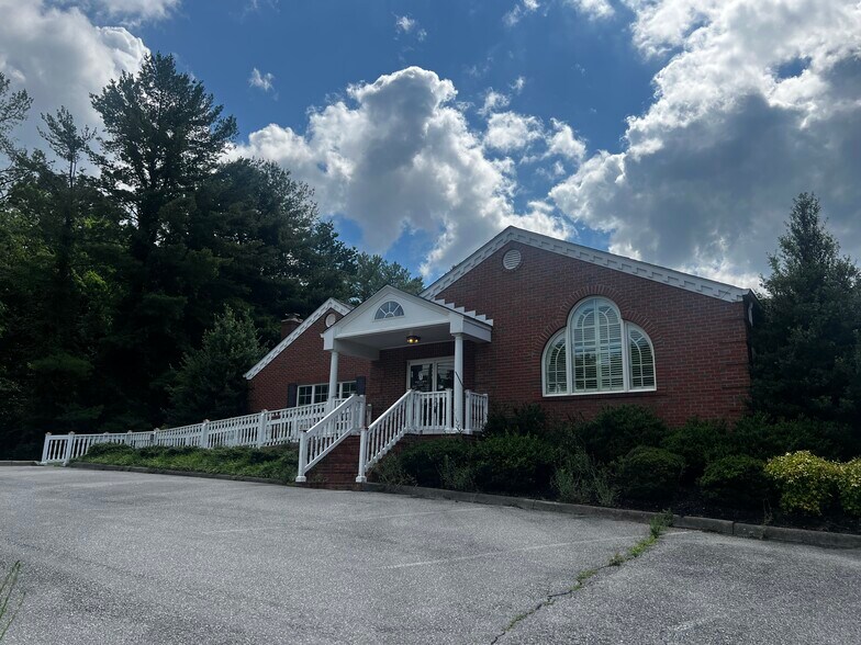 5604 Starkey Rd, Roanoke, VA à vendre - Photo du bâtiment - Image 2 de 10