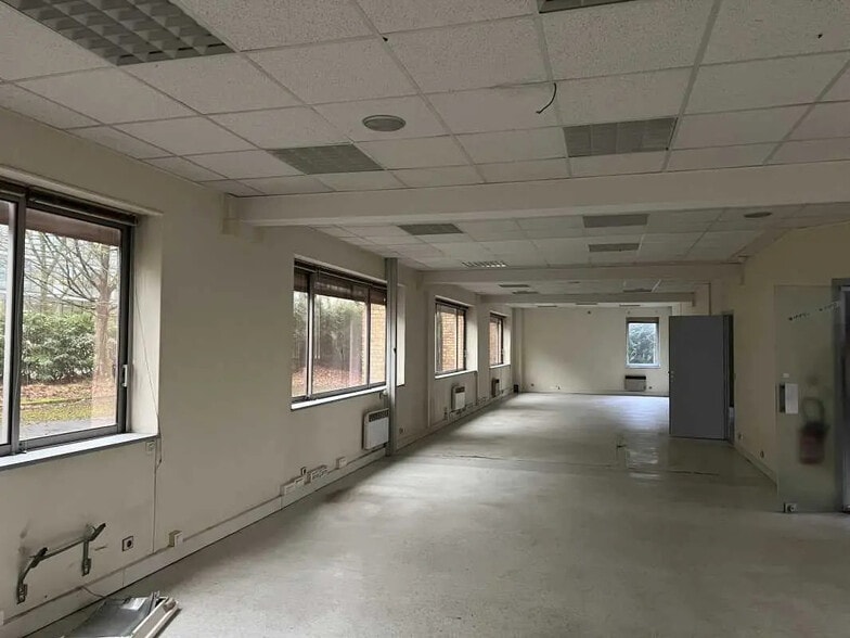 6 Square Isaac Newton, Montigny-le-Bretonneux for sale - Interior Photo - Image 2 of 6