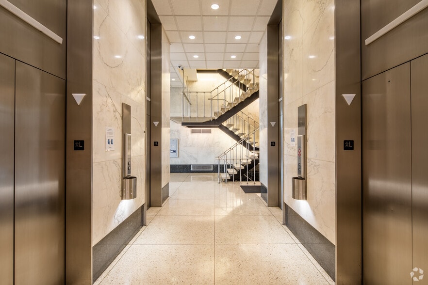 230 S Bemiston Ave, Clayton, MO for lease - Lobby - Image 3 of 9