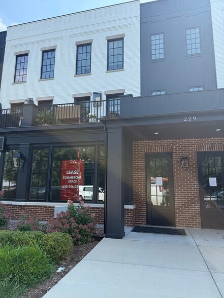 223-225 Burlington Ave, Clarendon Hills, IL à louer - Photo du bâtiment - Image 3 de 10