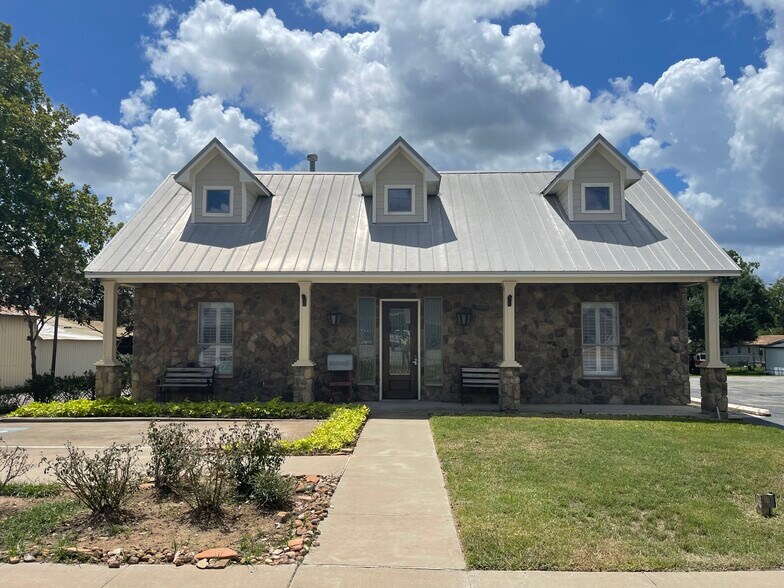 423 E Main St, Bellville, TX à vendre - Photo principale - Image 1 de 1