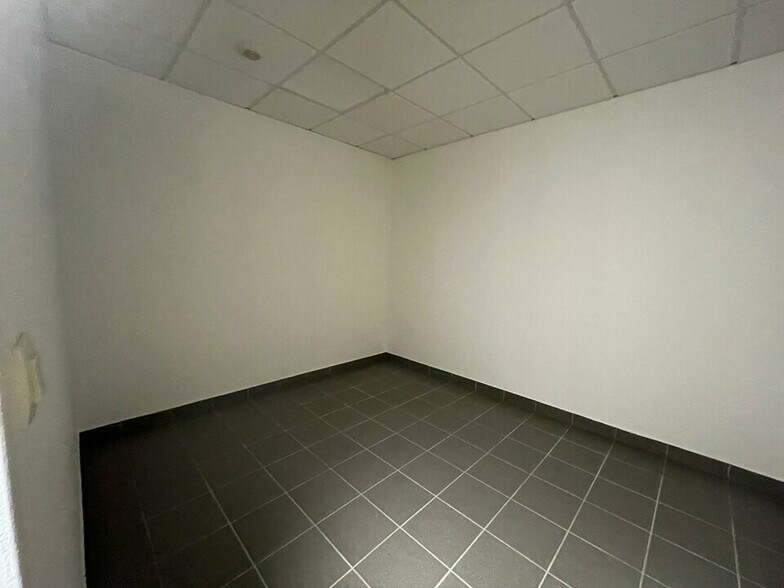 Flex in Saint-Quentin-Fallavier for lease - Interior Photo - Image 3 of 11