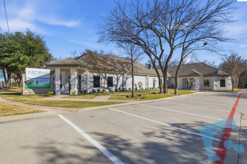 2301 Ira E Woods Ave, Grapevine, TX à vendre - Photo du bâtiment - Image 2 de 18