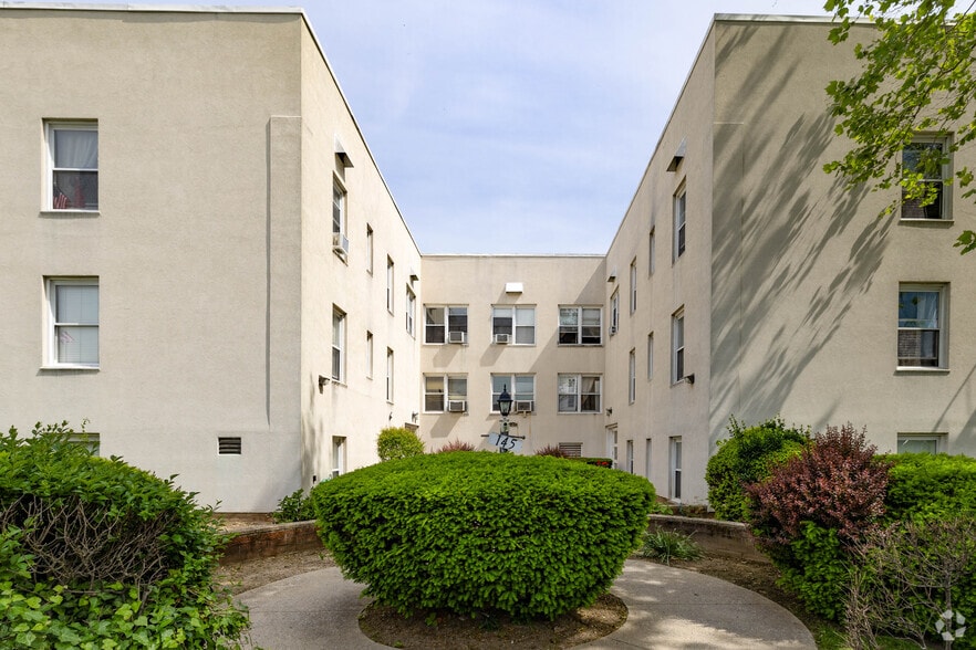 145 Maple Ave, Rockville Centre, NY for sale - Building Photo - Image 3 of 18