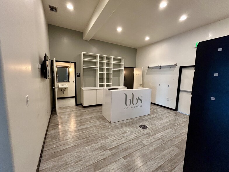 137-141 S Barrington Pl, Los Angeles, CA for lease - Interior Photo - Image 3 of 6