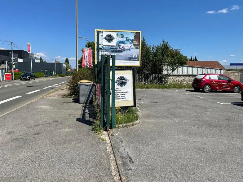 Flex in Pont-Sainte-Maxence for lease - Building Photo - Image 2 of 9