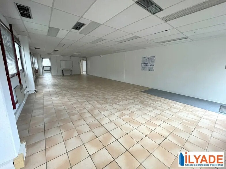 Office in Meyreuil for lease - Interior Photo - Image 1 of 5