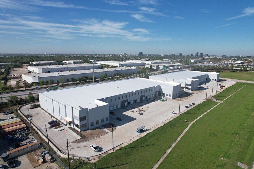 16410 Central Green Blvd, Houston, TX à louer - Photo du bâtiment - Image 2 de 5