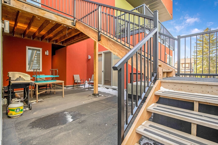 2226 Westmount Rd NW, Calgary, AB for sale - Building Photo - Image 2 of 14