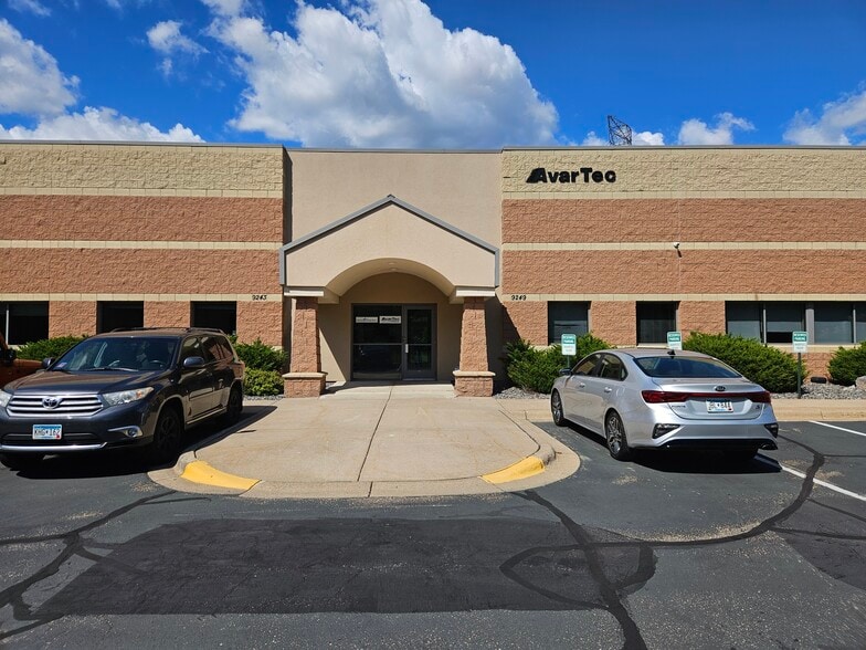9219-9255 E River Rd NW, Coon Rapids, MN for lease - Building Photo - Image 1 of 17