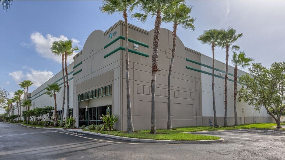 700 NW 33rd St, Pompano Beach, FL à louer - Photo du bâtiment - Image 1 de 3