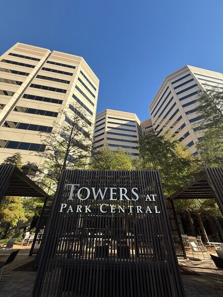 12750 Merit Dr, Dallas, TX à louer - Photo du bâtiment - Image 2 de 17