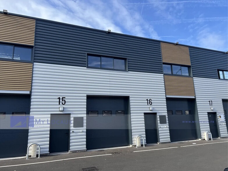 Flex in Épinay-sur-Seine for lease - Building Photo - Image 2 of 7