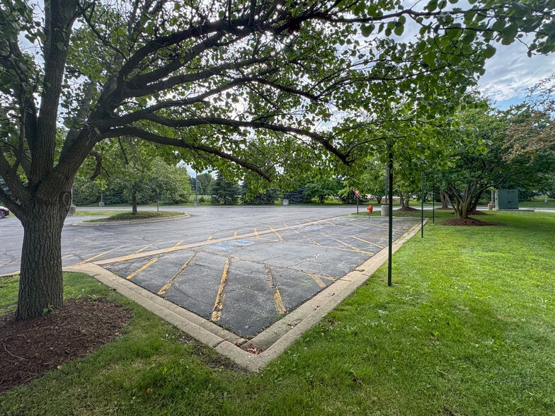 1776 Legacy Cir, Naperville, IL for sale - Building Photo - Image 3 of 18