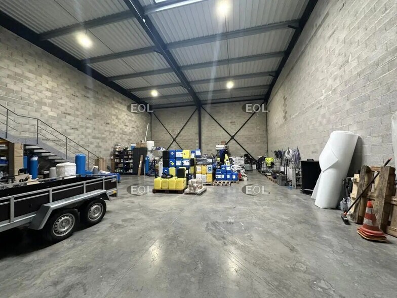 Flex in Meyreuil for lease - Interior Photo - Image 2 of 6