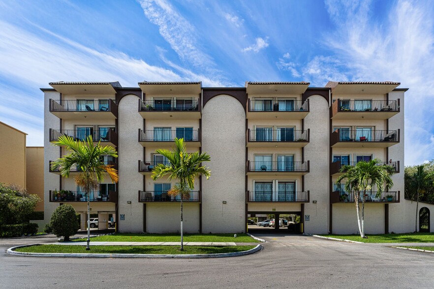 Four Residential Condo Investment Sale portfolio of 1 properties for sale on LoopNet.ca - Building Photo - Image 2 of 5