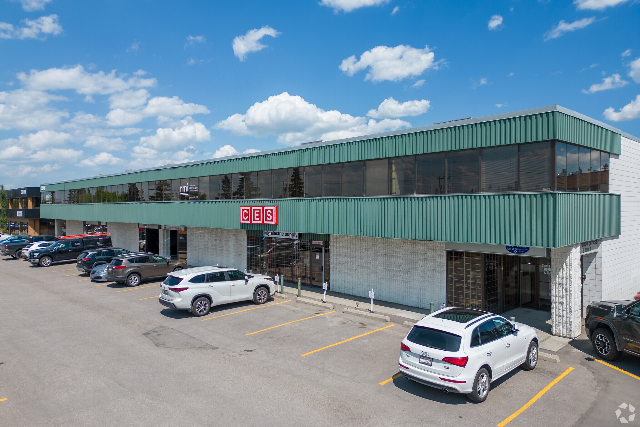 2916 19th St NE, Calgary, AB for sale Primary Photo- Image 1 of 1