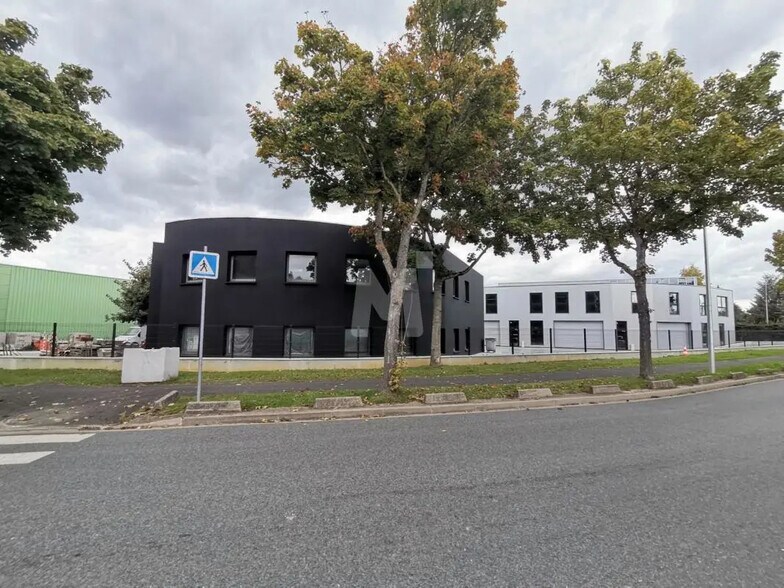 Bureau dans Grigny à louer - Photo du bâtiment - Image 1 de 7