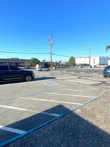 210 W College St, Covina, CA à vendre - Photo du bâtiment - Image 3 de 6