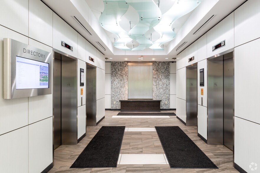 300 Dave Cowens Dr, Newport, KY à louer - Hall d’entrée - Image 2 de 5