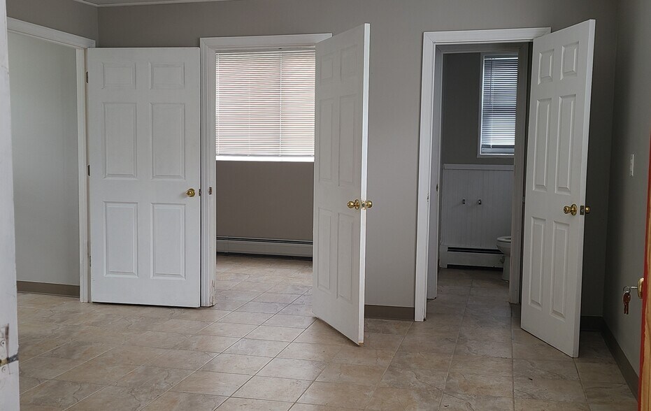 9-13 Ackerman Ave, Emerson, NJ à louer - Photo du bâtiment - Image 3 de 7