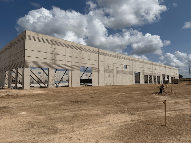 2700 I-35 N. Frontage Rd, San Marcos, TX for lease - Building Photo - Image 2 of 6