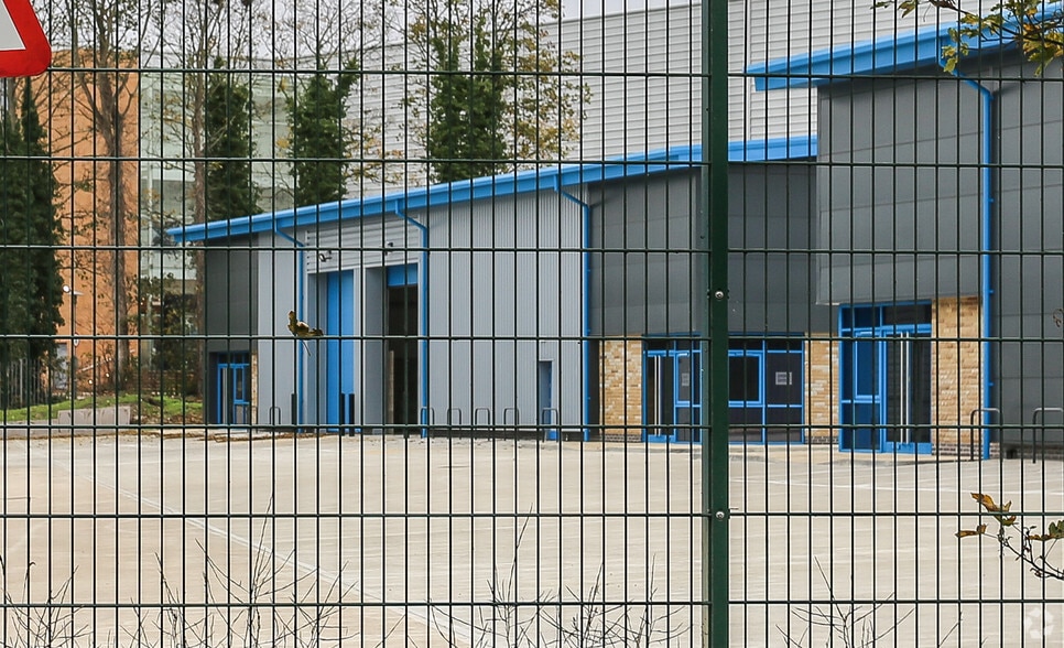 Colne Bridge Rd, Huddersfield for lease - Building Photo - Image 1 of 10