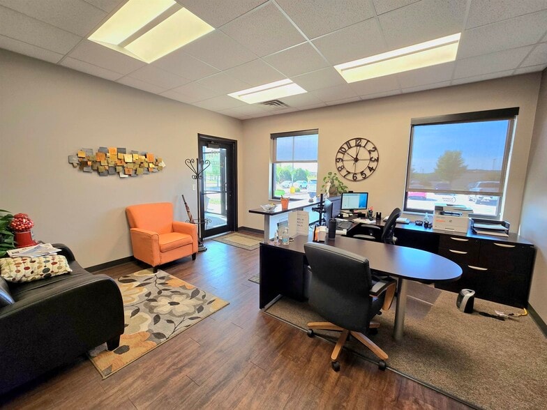 1545 Associates Dr, Dubuque, IA for lease - Building Photo - Image 3 of 21
