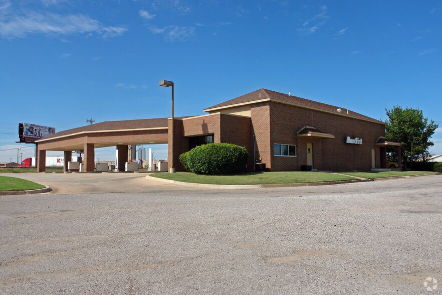 700 E Memorial Rd, Oklahoma City, OK à louer - Photo du bâtiment - Image 2 de 9
