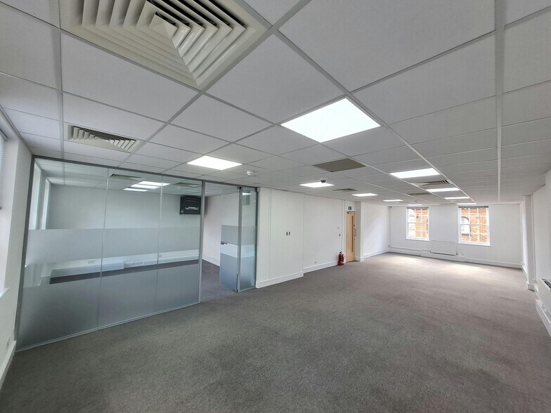 5-6 Church St, Twickenham à louer - Photo du bâtiment - Image 2 de 10