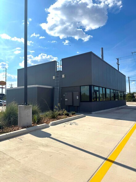 8726 Potranco Rd, San Antonio, TX à vendre - Photo du bâtiment - Image 2 de 4
