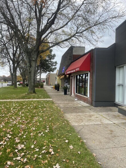 20567 Mack Ave, Grosse Pointe Woods, MI à louer - Photo du bâtiment - Image 2 de 4