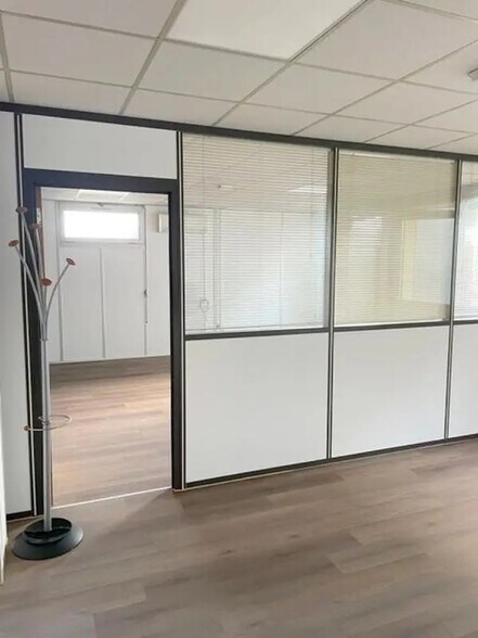 Office in Versailles for lease - Interior Photo - Image 3 of 11