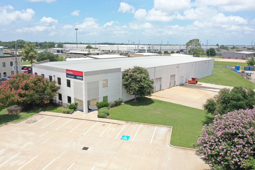 8440 N Sam Houston Pky W, Houston, TX à louer - Photo du b timent - Image 1 de 5