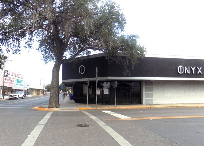 More details for 100 W Main St, Eagle Pass, TX - Retail for Sale