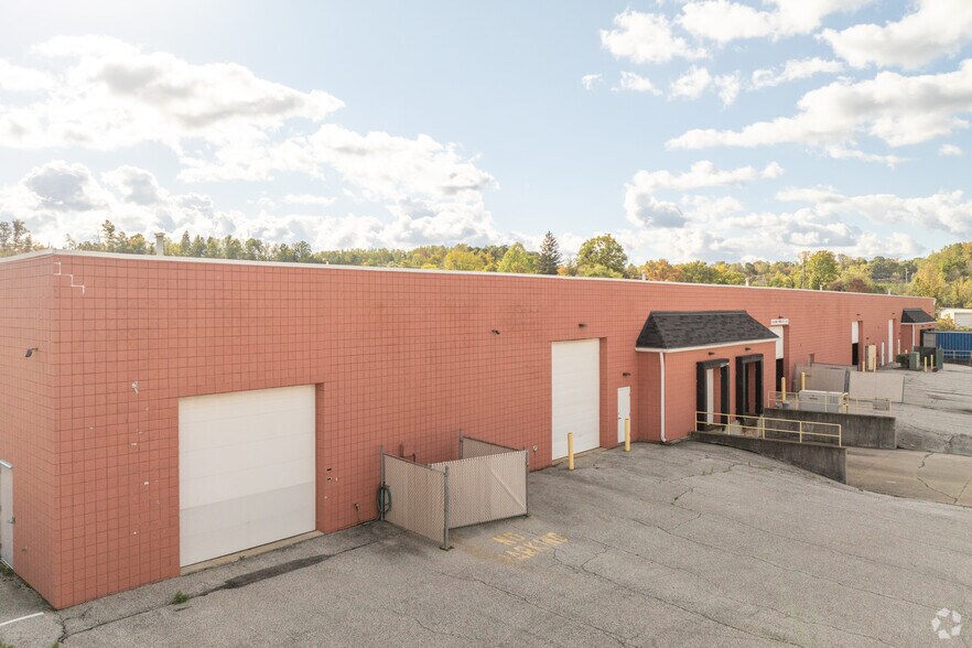 10055 Sweet Valley Dr, Valley View, OH à louer - Photo du bâtiment - Image 3 de 7