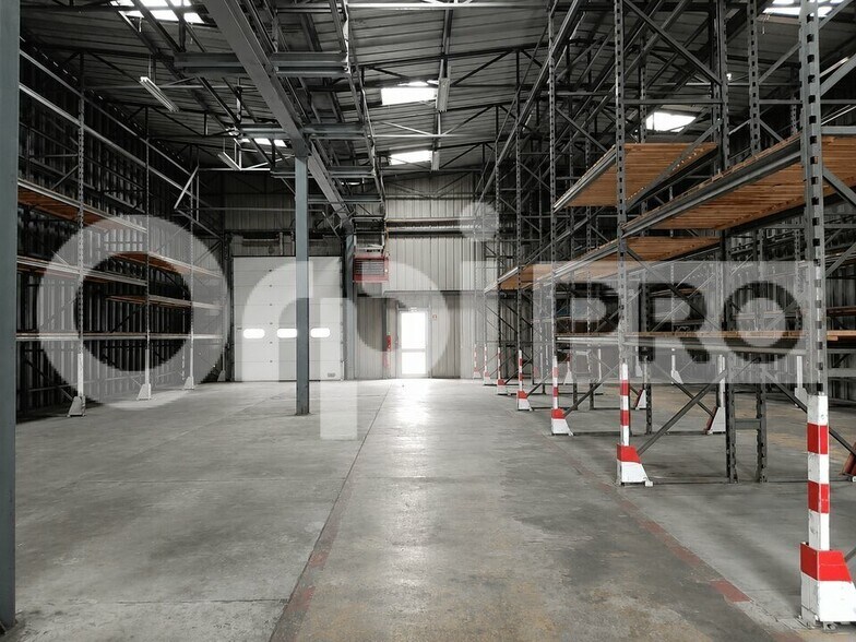 Flex in Coignieres for lease - Building Photo - Image 1 of 4