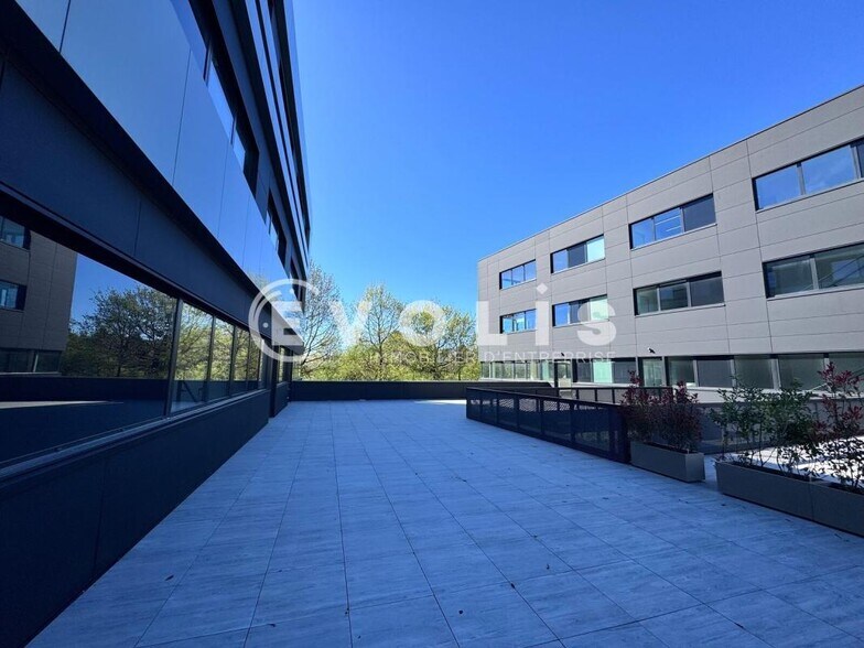 140 Allée Des Frènes, Limonest à louer - Photo du bâtiment - Image 3 de 8