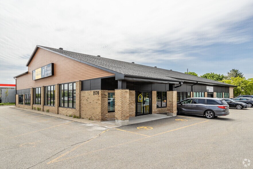 3576 Boul Saint-Charles, Kirkland, QC à vendre - Photo du bâtiment - Image 3 de 15