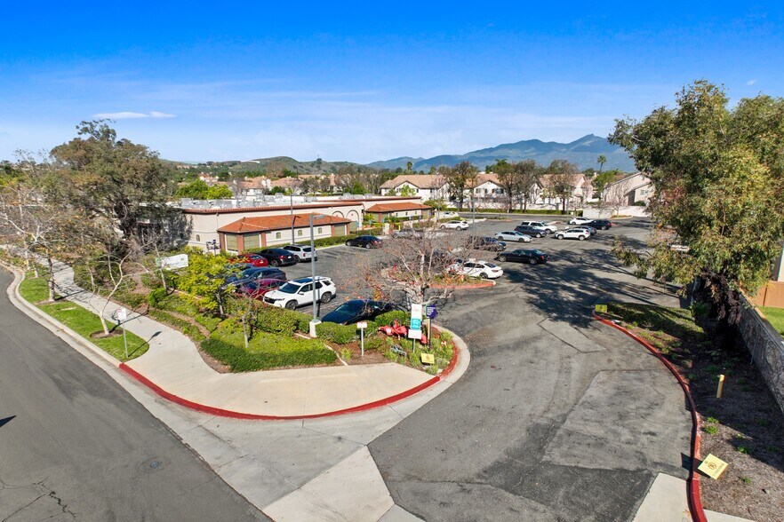 29472 Avenida de las Banderas, Rancho Santa Margarita, CA à louer - Photo du bâtiment - Image 2 de 9