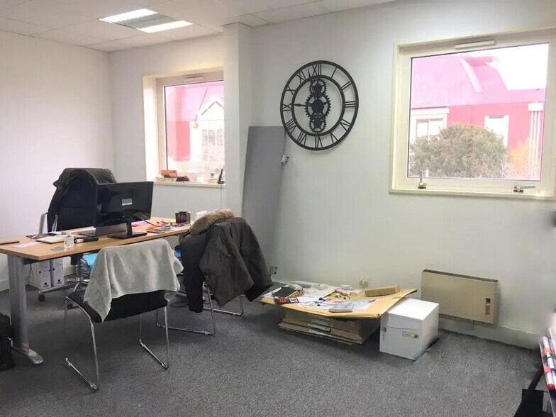 Office in Croissy-sur-Seine for lease - Interior Photo - Image 3 of 5