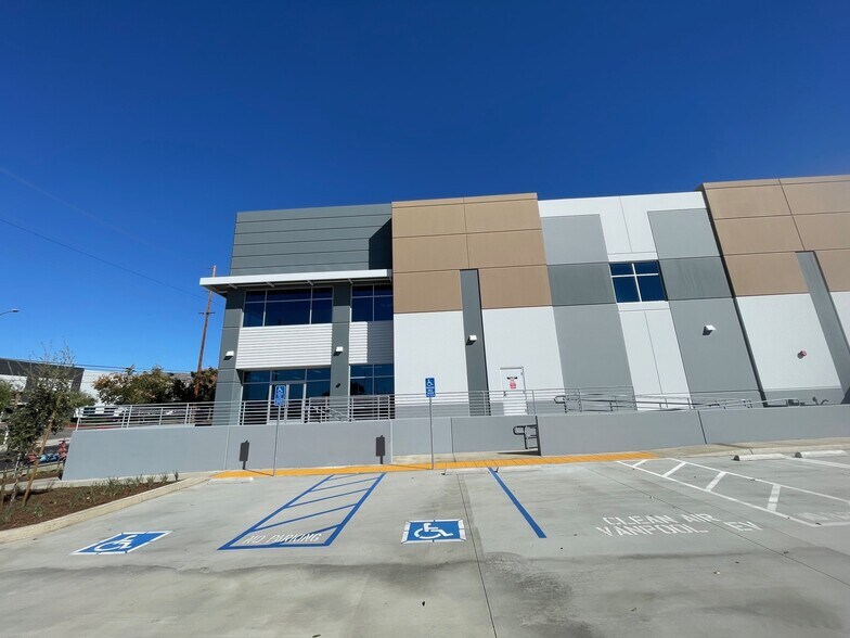 980 Marlborough Ave, Riverside, CA à louer - Photo du bâtiment - Image 3 de 20