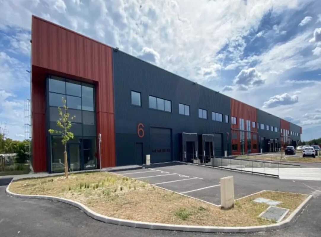 Office in SAINT-OUEN-L'AUMONE for lease Building Photo- Image 1 of 17