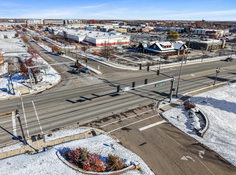 2300 Lake Lansing Rd, Lansing, MI à vendre - Photo du bâtiment - Image 3 de 5