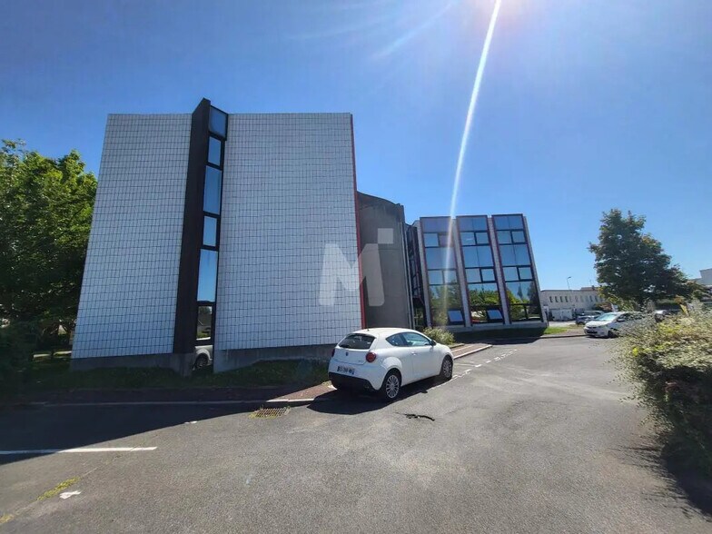 Bureau dans Saint-Michel-sur-Orge à louer - Photo du bâtiment - Image 2 de 8