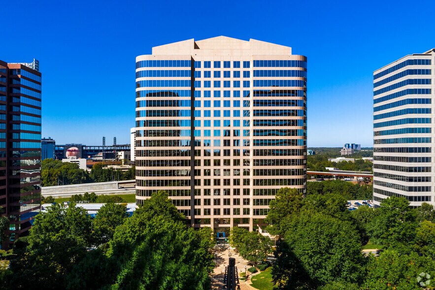 300 Galleria Pky SE, Atlanta, GA à louer - Photo du bâtiment - Image 2 de 10