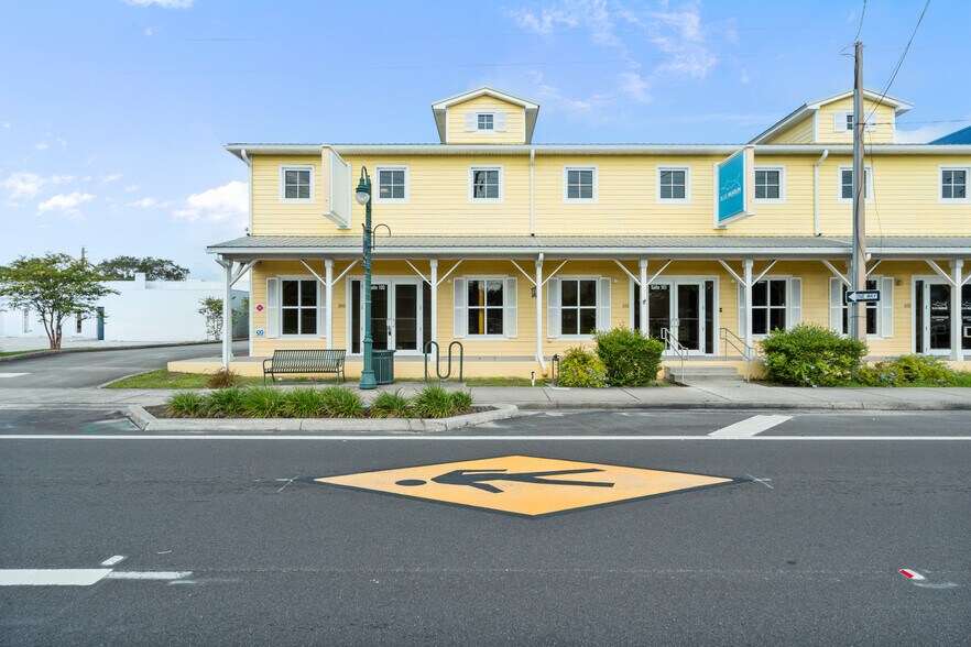 410 S Hopkins Ave, Titusville, FL à louer - Photo du bâtiment - Image 2 de 28