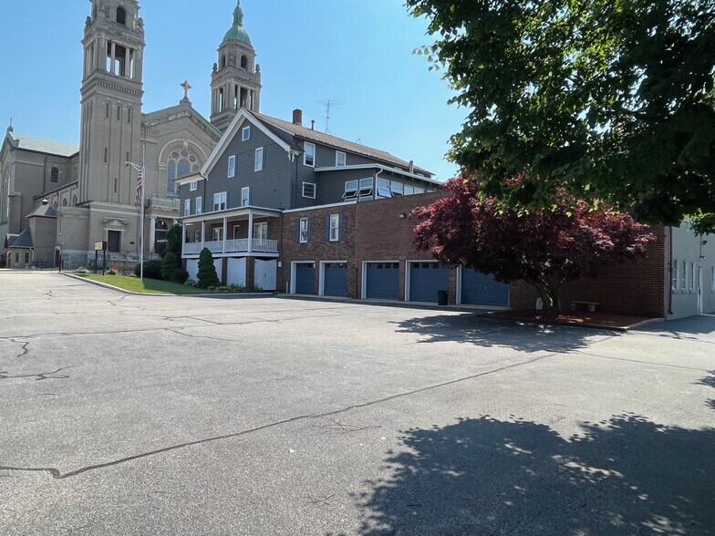 99 Cumberland St, Woonsocket, RI à vendre - Photo du bâtiment - Image 2 de 8