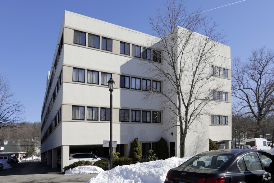 36 Mill Plain Rd, Danbury, CT à louer - Photo du bâtiment - Image 2 de 9