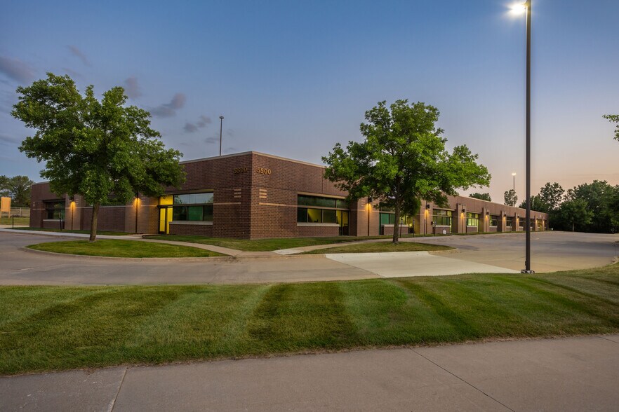 5500 Westown Pky, West Des Moines, IA à louer - Photo du bâtiment - Image 3 de 14